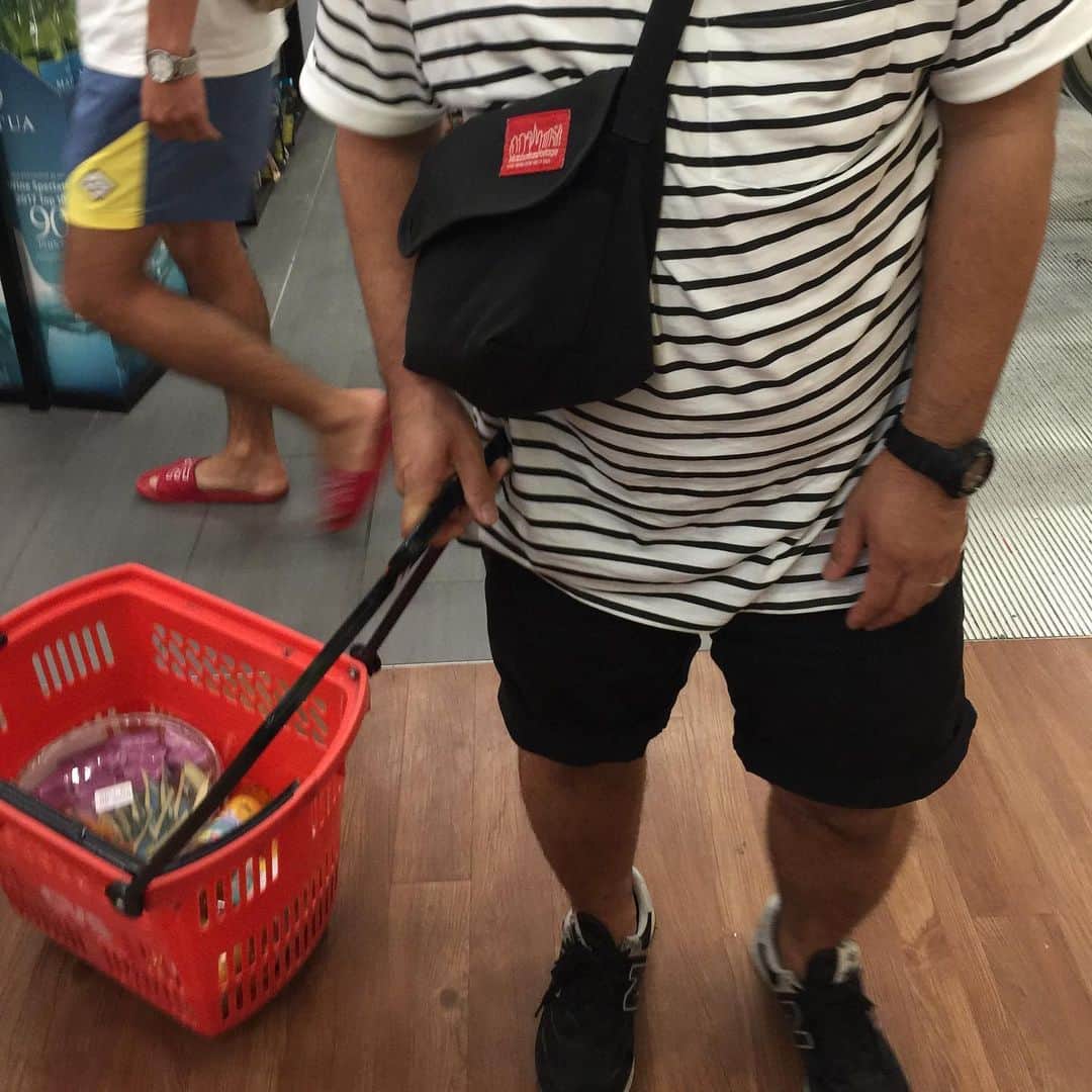 黒澤正徳さんのインスタグラム写真 - (黒澤正徳Instagram)「🌴ハワイPART14🌴 ・ ・ ・ ハワイのスーパーの買い物カゴ凄い‼️ ・ ・ ペットみたい👙 ・ ・ ・ #ハワイ行ったの6月 #このスニーカー買ってません」10月3日 7時12分 - kuro_chan79