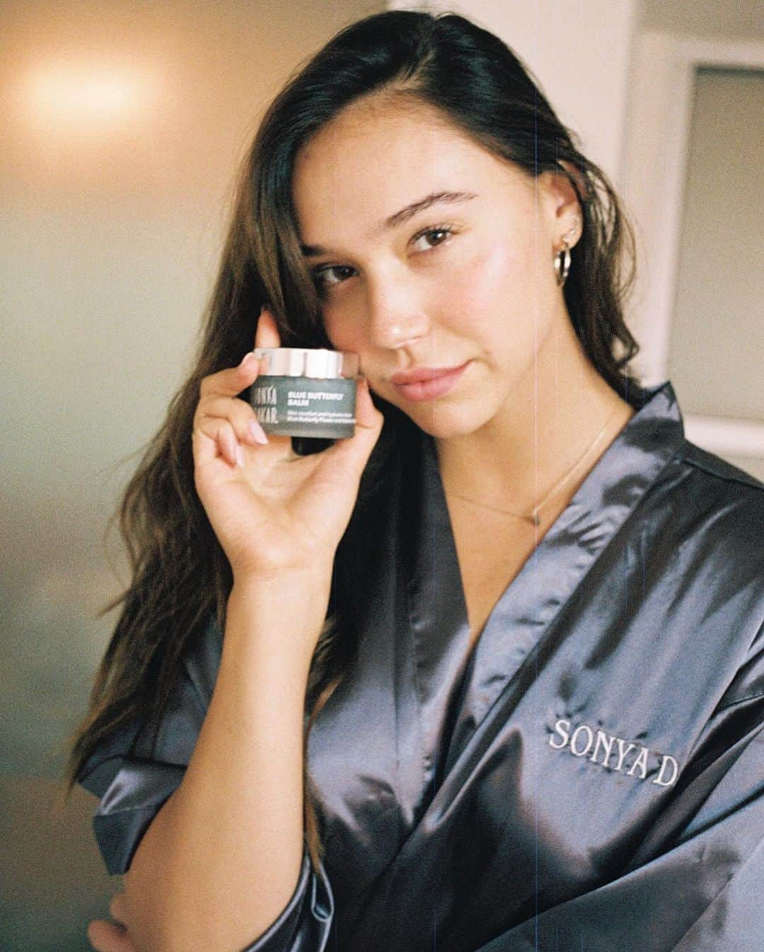 アレクシス・レンさんのインスタグラム写真 - (アレクシス・レンInstagram)「My family @sonyadakar came out with a new product! the blue butterfly balm is soo good and it smells freakin amazing. I recommend it for this upcoming winter 🦋」10月3日 7時36分 - alexisren