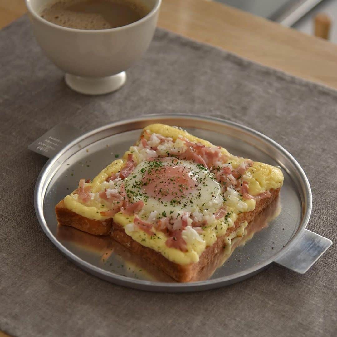のインスタグラム：「ラピュタパンアレンジ🍞 ・ みじん切りの玉ねぎの食感が好評だったラピュタパン！ ・ トロッとした黄身も成功です☺️ ・ 卵とパンってなんて相性が良いんでしょう😋 食欲の秋、男性陣の食欲が半端ない😭 ・ レシピはブログでご紹介しています。 ・ @mi1341 ←プロフィールのURLからブログへ飛べます。 ・ ストーリーズからも是非👏 ・ #めがねとかもめと北欧暮らし#朝のせごはん#朝ごはん#朝食#ジブリ飯#ラピュタパン#ラピュタパンアレンジ#簡単ごはん#簡単レシピ#目玉焼き#トーストアレンジ#cooking#cookingram#イイホシユミコ ・」