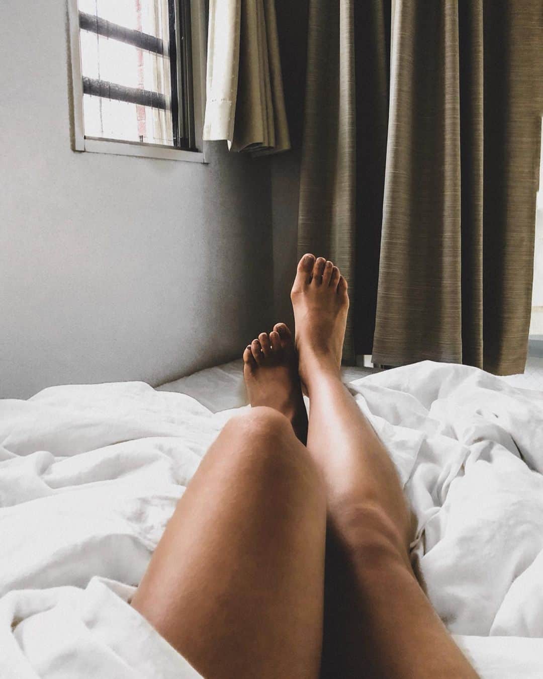 のインスタグラム：「. #おはようございます #快眠の朝 ・ ・ 元々の性格もあるのか、 あんまり不眠ってなったことない🐑💭💭 でも最近になって、生理前とか、 寝付きが悪い日がちょこちょこ出てくるようになって、 そうすると次の日はもう朝すでに疲れてる( ⚭_⚭) ・ ・ ピラティス @zenplace_ginza をやった日は、 運動した疲れもあるけど、 しっかり呼吸をすることで心も自律神経も整うのか、 すっごくいい睡眠が取れるんだ🤤 先日は夕方遅めの時間に行ったんだけど、 終わったあと心地よい疲れを感じながら、 歩いて帰って、軽めのご飯をとって、 お風呂に入って10時に寝たら、 次の日朝5時にスコーーンと目が覚めて、 もう最高でした＼＼\\ ٩( 'ω' )و //／／ﾌｰ ・ ・ 健康キープや体のラインをきれいにしたい人にも もちろんおすすめなんだけど、 私的には、 【人生を戦略的にがんがん進めていきたい人】 にもピラティスって向いてる気がする。 頭もクリアになってパフォーマンスも上がるし、 栄養ドリンクなしでも疲れない体になれるから👌🏽🔥🔥 ・ ・ #pilates #goodmorning #zenplacepilates #zenplace #ピラティス #ピラティス女子 #cozymorning #健康志向 #健康第一 #ヨガ #ワークアウト女子」