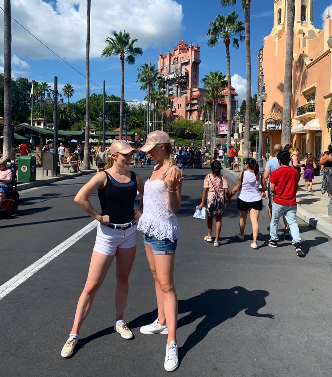 アレクシ・ギレスさんのインスタグラム写真 - (アレクシ・ギレスInstagram)「Getting the band back together❄️🎉⛸❤️✨ @sk8rbell1 • • • #frozen #annaandelsa #sisters #frozensisters #disneyworld #anna #elsa #disneyonice #florida #kisses #soexcited #happy #fun #life #tourlife #tour #show #showgirls #iceskaters #skater」10月3日 8時02分 - alexegilles