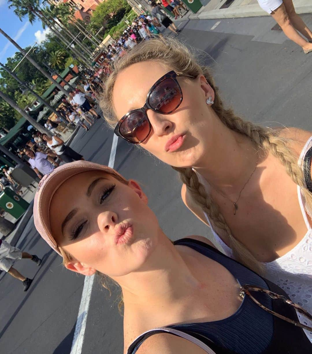 アレクシ・ギレスさんのインスタグラム写真 - (アレクシ・ギレスInstagram)「Getting the band back together❄️🎉⛸❤️✨ @sk8rbell1 • • • #frozen #annaandelsa #sisters #frozensisters #disneyworld #anna #elsa #disneyonice #florida #kisses #soexcited #happy #fun #life #tourlife #tour #show #showgirls #iceskaters #skater」10月3日 8時02分 - alexegilles