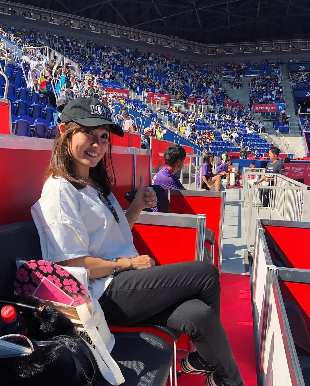吉永愛さんのインスタグラム写真 - (吉永愛Instagram)「エミレーツ航空様からご招待頂き、楽天ジャパンオープンテニスチャンピオンシップ2019を観戦🎾 @rakutenopen  エミレーツ航空様のご厚意で 試合後のゴファン選手にタオルにサインを頂くことが出来、お写真まで撮って頂きました✨とても、優しくて…素敵な選手でした✨ 今回、貴重な体験をさせて頂き、ありがとうございました♥️ @emirates #emirates #flybetter #エミレーツ航空 #楽天オープン #rakutenopen #テニス観戦 #ジョコビッチ #ダビドゴファン #テニス #tennis #添田豪 #内山靖崇」10月3日 8時11分 - a.i.yy