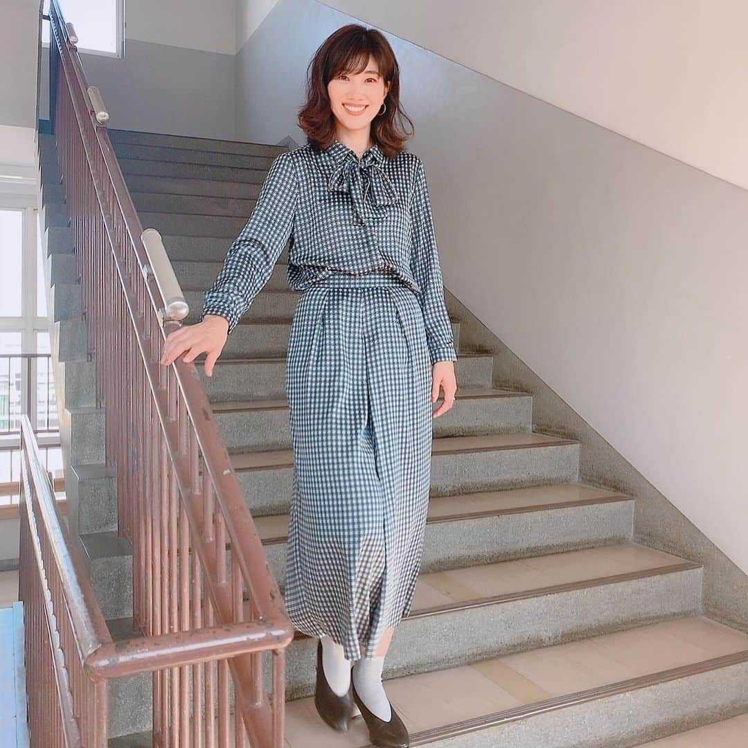 潮田玲子さんのインスタグラム写真 - (潮田玲子Instagram)「昨日の一コマ。 小学校でバドミントン学園の先生役。 なんかこんな先生いるーって盛り上がりました笑笑 君たち！青春の汗をかこうじゃないか（ヤンクミ）って言ってます笑 バド学楽しかった〜😍💓 また模様お伝えします！  #バドミントン学園 #バドミントン専門番組 #先生役でやってます🤣 #いつもの会議室を抜け出して #ホントの学校でした #リアルになったー笑」10月3日 8時09分 - reikoshiota_official