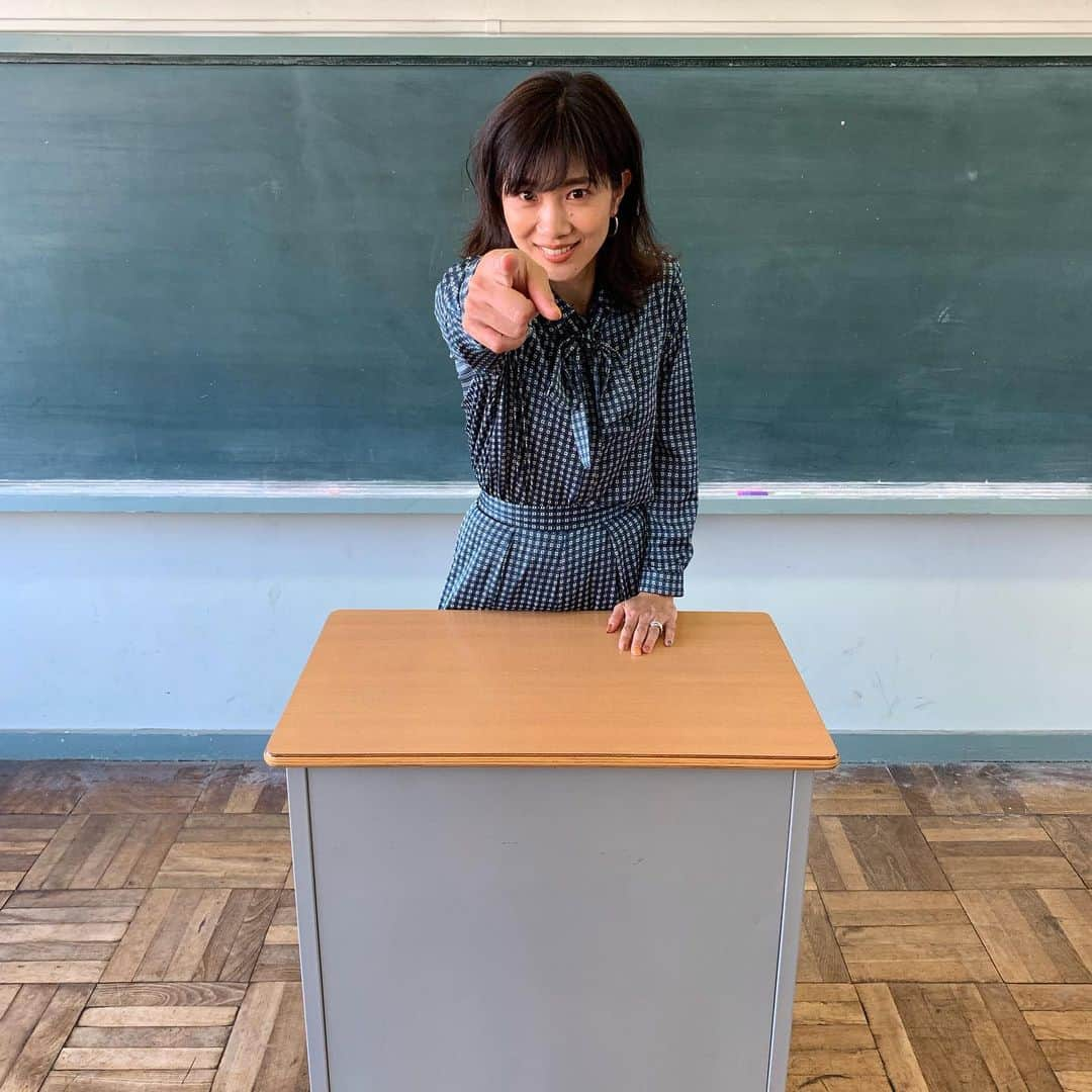 潮田玲子さんのインスタグラム写真 - (潮田玲子Instagram)「昨日の一コマ。 小学校でバドミントン学園の先生役。 なんかこんな先生いるーって盛り上がりました笑笑 君たち！青春の汗をかこうじゃないか（ヤンクミ）って言ってます笑 バド学楽しかった〜😍💓 また模様お伝えします！  #バドミントン学園 #バドミントン専門番組 #先生役でやってます🤣 #いつもの会議室を抜け出して #ホントの学校でした #リアルになったー笑」10月3日 8時09分 - reikoshiota_official