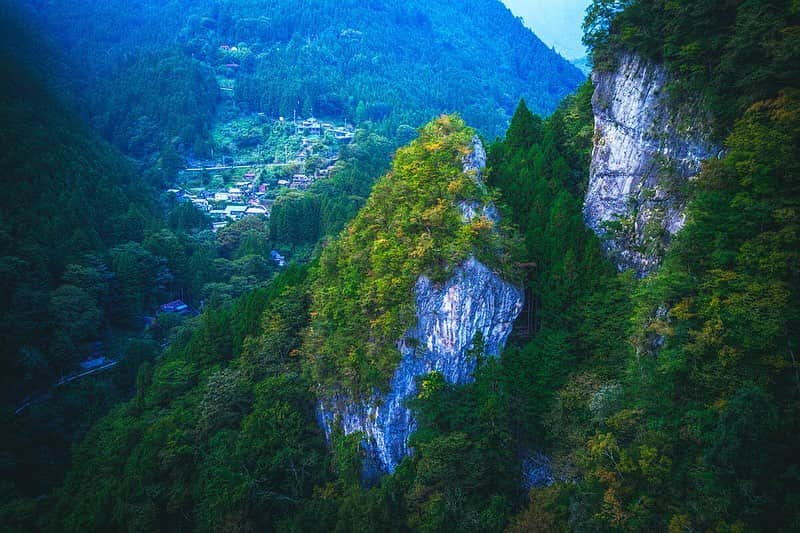 平山ユージさんのインスタグラム写真 - (平山ユージInstagram)「First day of climbing this autumn season🍃🧗‍♂️ Beautiful day with friends and great feeling to be in the mountain and to climb on the rock🌲🏞I’m excited to climb more in this autumn🍂🍁 この秋シーズン最初のクライミングを仲間たちと過ごす。山の中に身を置き、岩を登る、最高に気分良かった✨✨この秋のシーズンが楽しみだ〜🙌🏻🙌🏻 Photos @deloprojet Thanks🙏 @climbparkbasecamp  @thenorthfacejp  @beal.official  @blackdiamond  @climbskinspain  #incredibletokyo #okutama #奥多摩クライミング委員会」10月3日 8時17分 - yuji_hirayama_stonerider