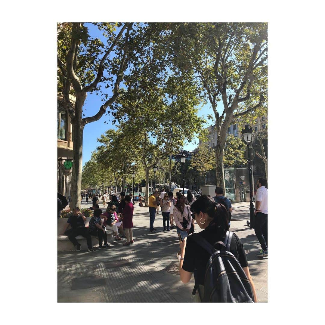 塚本直のインスタグラム：「Spain trip🇪🇸 . #spain  #barcelona  #and  #me  #love  #trip #lifeistooshort  #happylife  #旅行好き  #世界を見るって大事 #後姿って大事。笑 #昔、ミステリーハンターになりたかったの思い出した #ぜーんぶゾノが撮ってくれた♪」