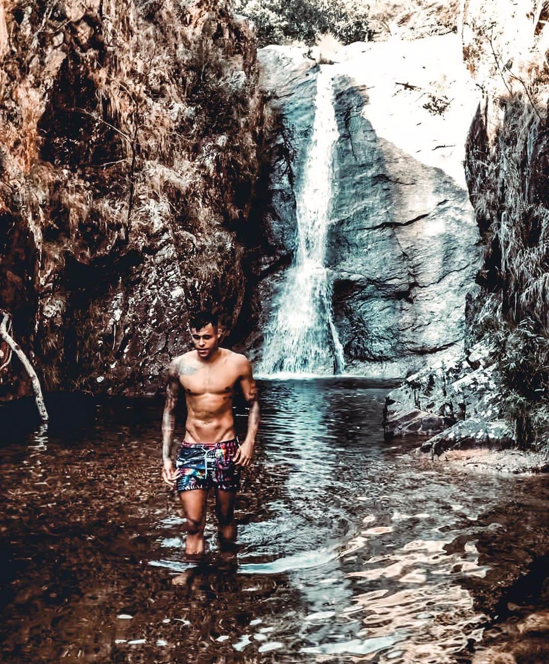 のインスタグラム：「Esteja atento. Os deuses vão lhe oferecer oportunidades. Reconheça-as. Agarre-as. Você não pode vencer a morte, mas você pode vencer a morte durante a vida...」