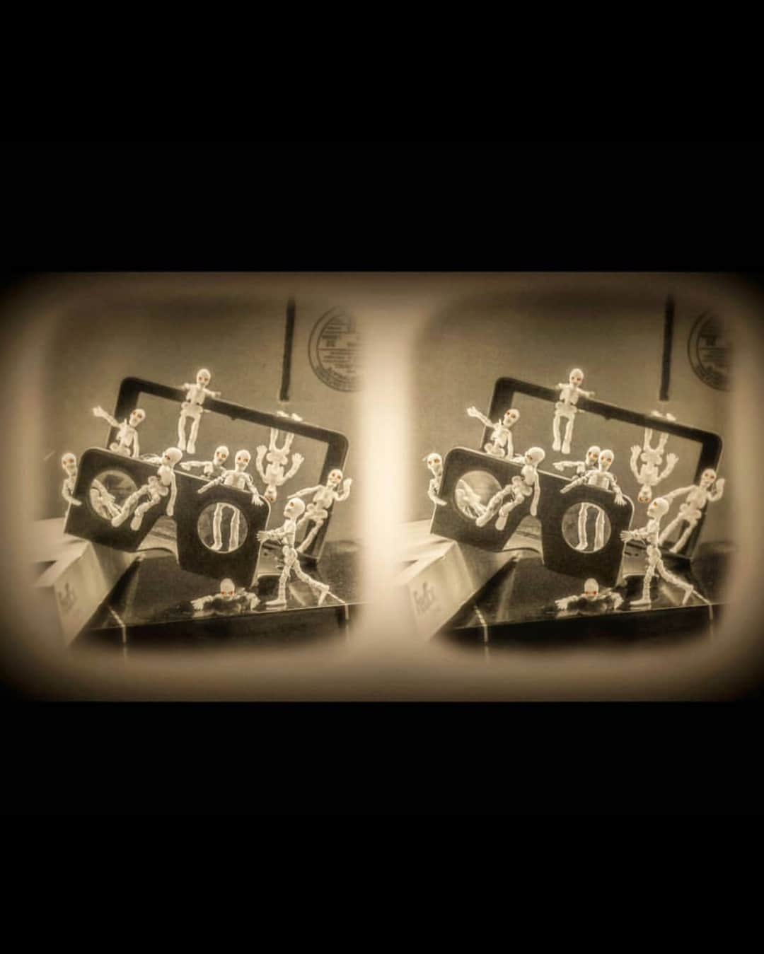 ブライアン・メイさんのインスタグラム写真 - (ブライアン・メイInstagram)「Wow ! What timing ! Red-eyed sanguine skeletons scampering stereoscopically over a 21st Century Stereoscopic viewing device ! Just in time for the Halloween release of the updated COMPLETE Diableries 3-D book.  Thanks @carleenphillipsspiritofnature for this new  devilish creation.  Swipe for my extrapolations for IG parallel, crosseyed and mono inclined visitors, and finally for the new book in question (apologies for taking such liberties with your work, Carleen). Visitors ?!!! Are there really 2 million of you out there ?! Well, thanks for paying me the compliment of being here.  Let’s celebrate with more Diableries !!! Bri」10月3日 9時04分 - brianmayforreal