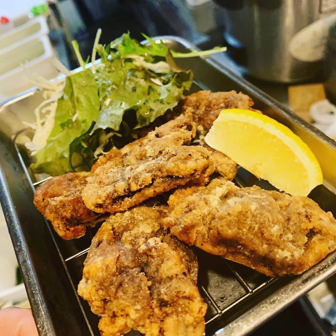 のインスタグラム：「#クジラの竜田揚げ #働いて笑おう  #いいねしないでください #魚壱商店#居酒屋 #和歌山 #阿倍野  #followme #マグロ #鮮魚 #海鮮 #天王寺 #新鮮 #ハルカス #駅近 #日本酒 #地酒 #ビール #みかん 飲み#個室 #団体 #貸切 #接待 #合コン #コース #放題 #安い」