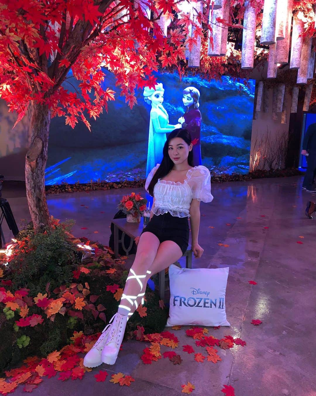 Emily Meiさんのインスタグラム写真 - (Emily MeiInstagram)「First & last time @disneyfrozen invites me to an event because i eat props and steal Olafs :’) ❄️ #frozenfanfest」10月3日 9時40分 - emily.ghoul
