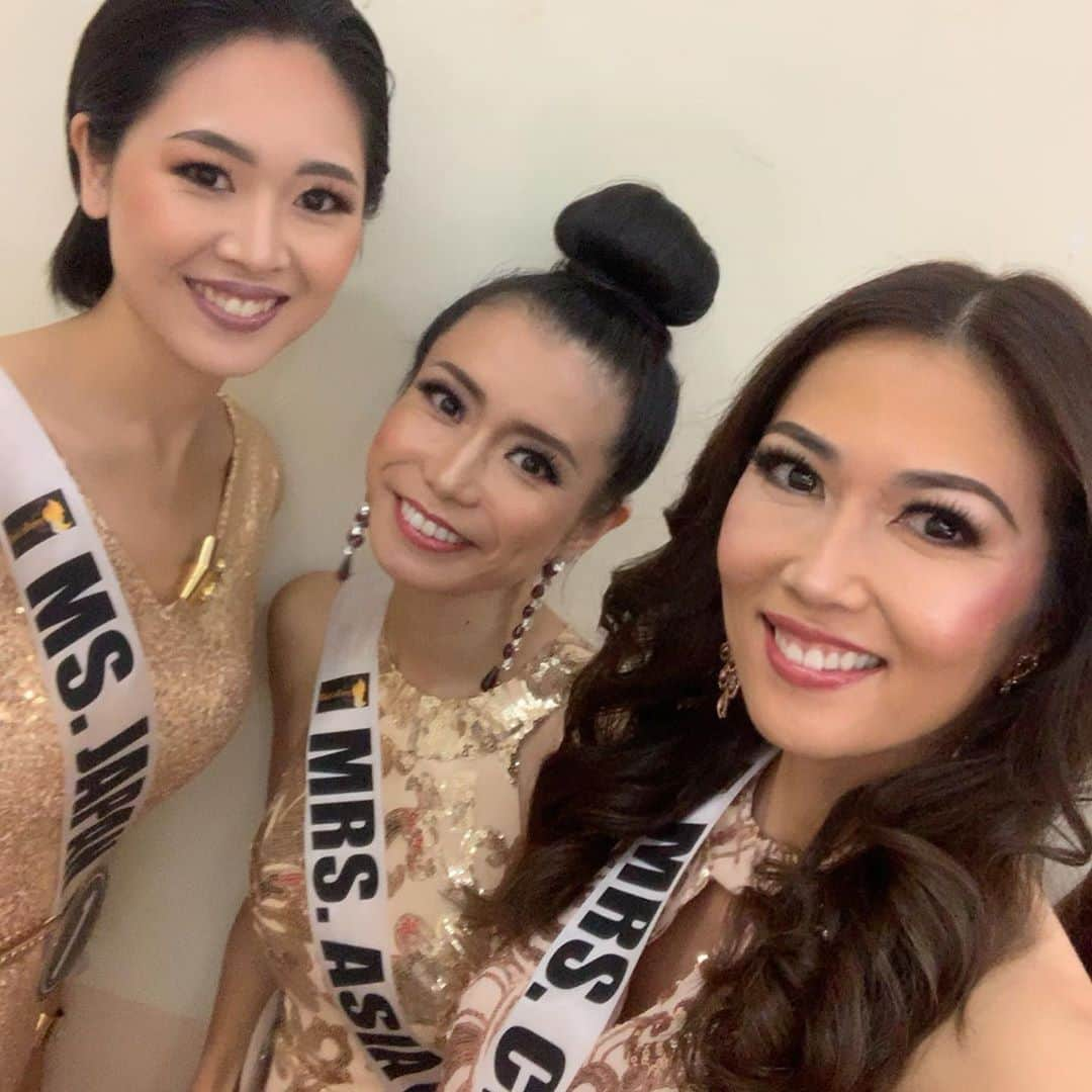 浅井香葉子さんのインスタグラム写真 - (浅井香葉子Instagram)「『Mrs Grand Universe 2019 世界大会』﻿ ファイナルステージのヘアメイク開始❣️﻿ ﻿ 各国代表の中には﻿ 専属のヘアメイクさんを﻿ 連れてきている人も﻿ 何人かいました(！)﻿ ﻿ 通常は﻿ 現地のヘアメイクさんが﻿ 皆んなにしてくれます﻿ ﻿ メイクって、好みがありませんか？﻿ どう仕上がるんだろうと﻿ ドキドキしていましたが﻿ ﻿ 友達にも「カッコイイ❣️」﻿ と評判良く﻿ とても素敵に仕上げて下さいました✨﻿ ﻿ 付けまつ毛が物足りなかったので﻿ 後で自分でもう1枚付け足しました^ ^﻿ ﻿ 髪型は3着で﻿ ダウンスタイル→アップ→ダウンスタイル﻿ にするつもり﻿ ﻿ なので、あまりヘアスプレーで固められないので﻿ 固めずホールドしてくれる﻿ 上田美江子先生オススメの﻿ ヘアスプレーが﻿ うっかり手荷物に入れてしまい﻿ 羽田空港で取り上げられたのが﻿ 悔やまれる〜(T ^ T)﻿ ﻿ ﻿ 写真撮影の時もそうでしたが﻿ メイクする時に大きなリングライト﻿あてるんですね✨😍﻿ ﻿ これがあると綺麗に鏡に映るから﻿ 自宅にも欲しくなっちゃいました💓﻿ ﻿ 皆んなもメイクが完成💕﻿ 出番まで写真撮りながら待ちます ﻿ ﻿ #msgranduniverse ﻿ #mrsgranduniverse ﻿ #mrsclassicgrandunivers﻿ #ミセスグランドユニバース﻿ #ミセスコンテスト ﻿ #ミセスコンテスト日本代表 ﻿ #ミセスコンテスト世界大会 ﻿ #ミセスコンテスト対策 ﻿ #コンテストウォーキング﻿ #ミスコン ﻿ #ミスコン対策 ﻿ #社会貢献﻿ #ミセスグランドユニバース日本代表2019 ﻿ #浅井香葉子﻿ #ウォーキング講師浅井香葉子﻿ #ウォーキング講師 ﻿ #世界貢献﻿ #国際貢献﻿ ﻿#ヘアメイク #コンテストメイク」10月3日 9時42分 - asaikayoko