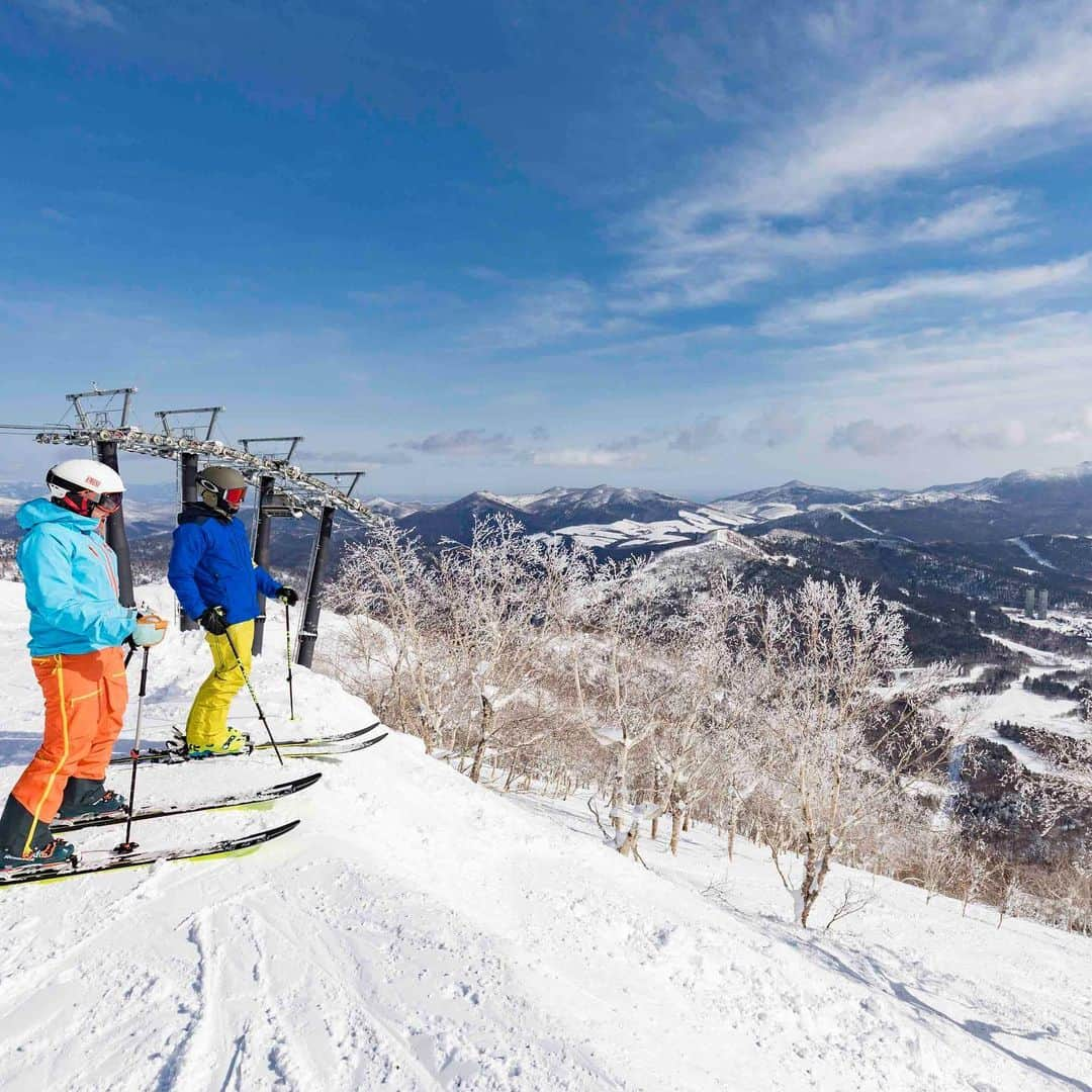 星野リゾート　トマムさんのインスタグラム写真 - (星野リゾート　トマムInstagram)「スキー場オープン❄️⛷️ まで約２ヵ月となりシーズン券の早割販売期間は11月30日までとなります。 皆様のご来場お待ちしております。 Two months to go! Winter is coming to our resorts❄️⛷️ Don't miss the early-bird season tickets - on sale until November 30th. We are looking forward to seeing you on the slopes! #星野リゾート #トマム #星野リゾートトマム #リゾナーレ #リゾナーレトマム #北海道 #スキー #スノーボード #hoshinoresorts #tomamu #hokkaido #japan #resonare #resonaretomamu #星野TOMAMU度假村 #星野集團 #滑雪 #ski #snowboard #powdersnow #japantravel #japantrip #japanfocus  #japanexplorer #japanawaits #instagramjapan #travel #vacation #Japan #japow #japowhokkaido」10月3日 9時53分 - hoshinoresorts_tomamu