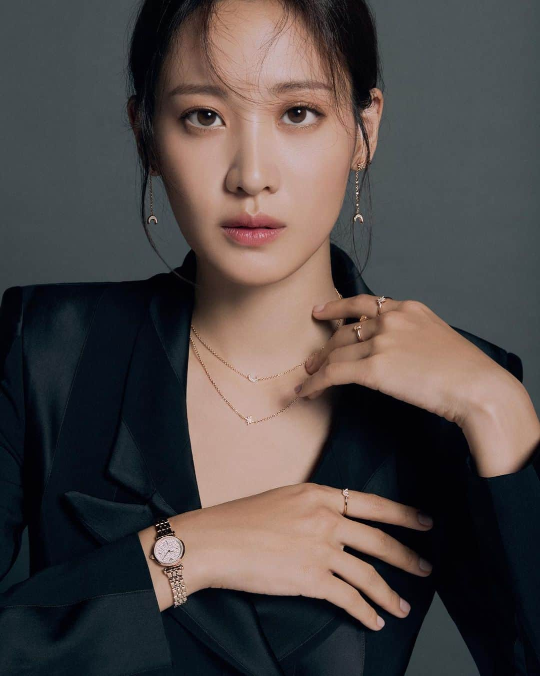 キム・スヒョンさんのインスタグラム写真 - (キム・スヒョンInstagram)「Armani x 1st look 🖤  @armani @watchstation.kr  @1stlookofficial 에서 인터뷰 확인해주세요! #알마니시계 #알마니쥬얼리」10月3日 10時03分 - claudiashkim