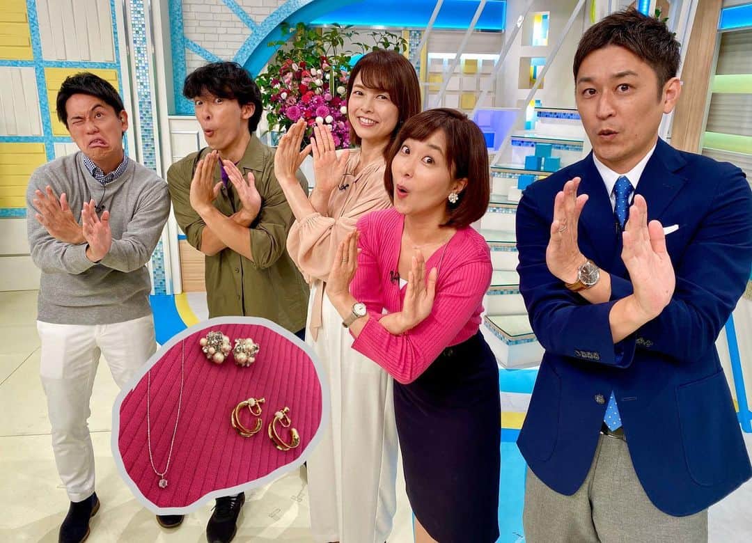 のインスタグラム：「テツandトモさんに　"なんでだろ〜をやるときは鼻の下をのばすのがコツだ"と教わりました🕺北九州での笑点、まず今度の日曜日オンエアです！  今日はくもり、昼過ぎまで時々雨。 気温が今日も高く暑いため涼しい服装で💦  衣装は アクセサリー　#Anemone 比奈子先生　#DOUDOU 岡くん　#Righton」