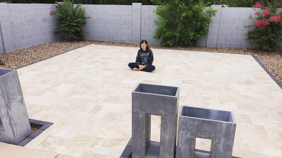 ヘイデン・バイアリーのインスタグラム：「How I look sitting on hot concrete for an hour vs how I feel.」