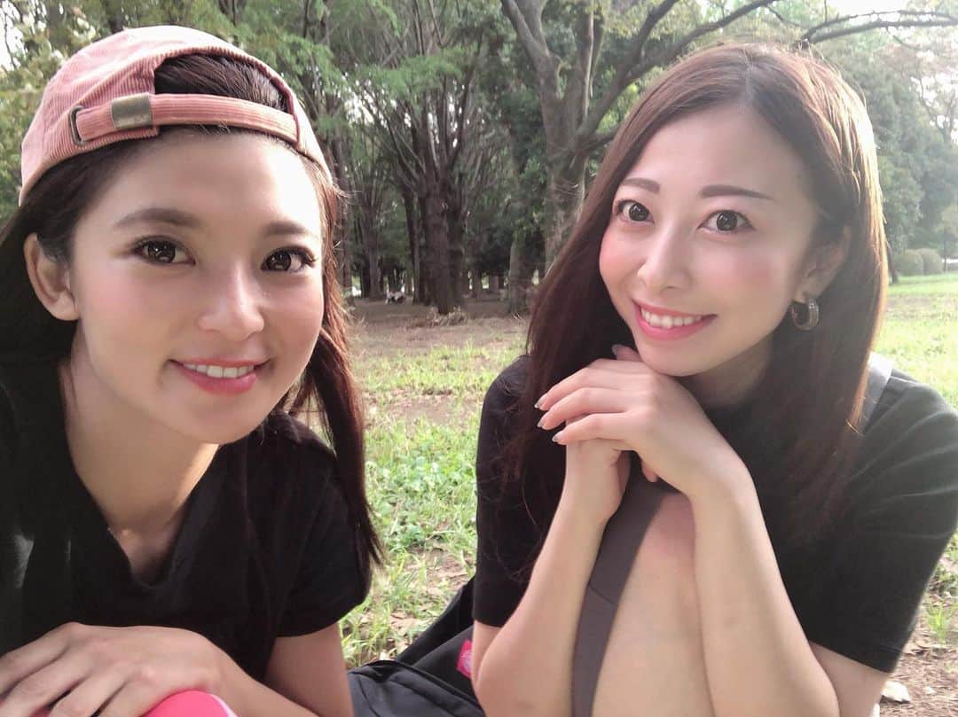のインスタグラム：「この前なおなおと代々木公園でのんびりした♡♡ YOGAのアーサナお披露目してみた❤️まだまだ完成系には遠いけど。  #代々木公園 #ピクニック #picnic #yoyogipark #parkyoga #yogini #お外ヨガ #ヨギーニ #japanesegirl #RQ #followme #公園好き #greenlife #naturelovers #puma #pumafitness #yoga」