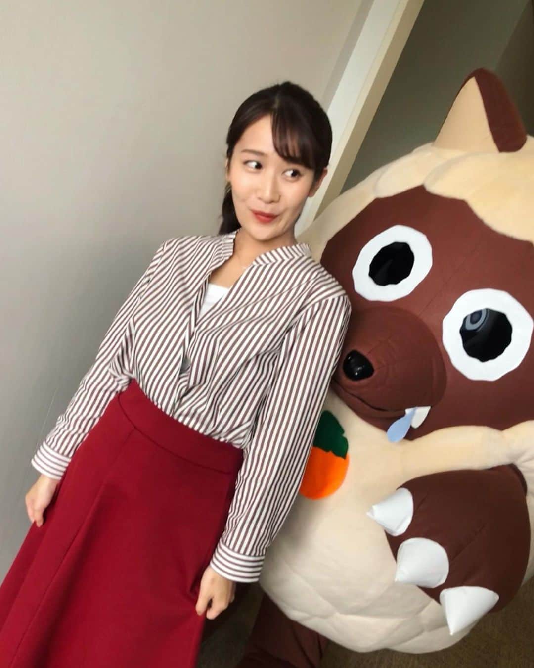 のインスタグラム：「おはようございます☀ 写真を撮ってもらっていたら、ウルフィが後ろから...」