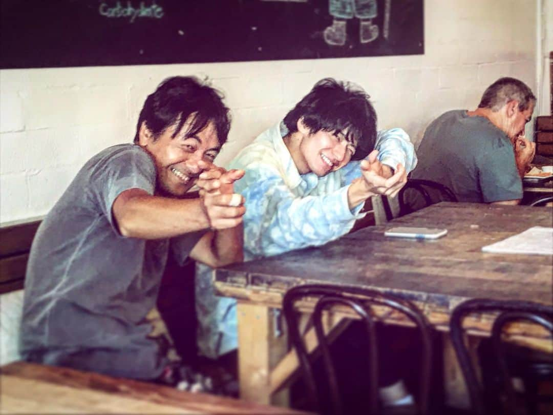 武田航平さんのインスタグラム写真 - (武田航平Instagram)「HAWAIIいきたいなー。 と 思いつつ… 上海がめっちゃたのしみになってきた。 ディレクターのタケさんと… さてHAWAIIは なんのお仕事でしょうか〜？？ あててみて♪  #仮面ライダービルド #仮面ライダーグリス #グリス全国ツアー #kamenrider  #maskedrider #hero #japaneseactor  #假面骑士创骑 #假面骑士格里斯 #假面骑士build #假面骑士 #一海を100億の男に  #一海を1億の男に #samurai #hawaii #武器商人 #上海」10月3日 10時09分 - kouhei_takeda.official