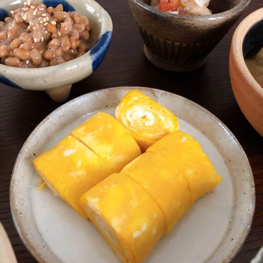 原田沙奈子さんのインスタグラム写真 - (原田沙奈子Instagram)「ただいま日本🇯🇵 通常運転のはじまりは和朝食。 冷蔵庫にあったもので具沢山豚汁を作り、卵焼きに納豆、胡瓜と生姜の漬物にご飯といくら。 そして、あっくんが作ったシーフードマリネ。←帰国したら冷蔵庫にあった♡ ちゃんと玉ねぎとトマトがみじん切りしてあって、ほっこりした。  2週間のバリでは食べて飲んで遊んで祈って楽しく過ごせました。 さーて！お仕事バリバリっとしたいと思います。 旅行もお仕事も好きだなぁーと改めて感じてる。 あの時間があるからこの時間も大切と思えるんだろうな。 #おうちごはん#あさごはん#和朝食#サナコ_お料理」10月3日 10時29分 - sanakoharada