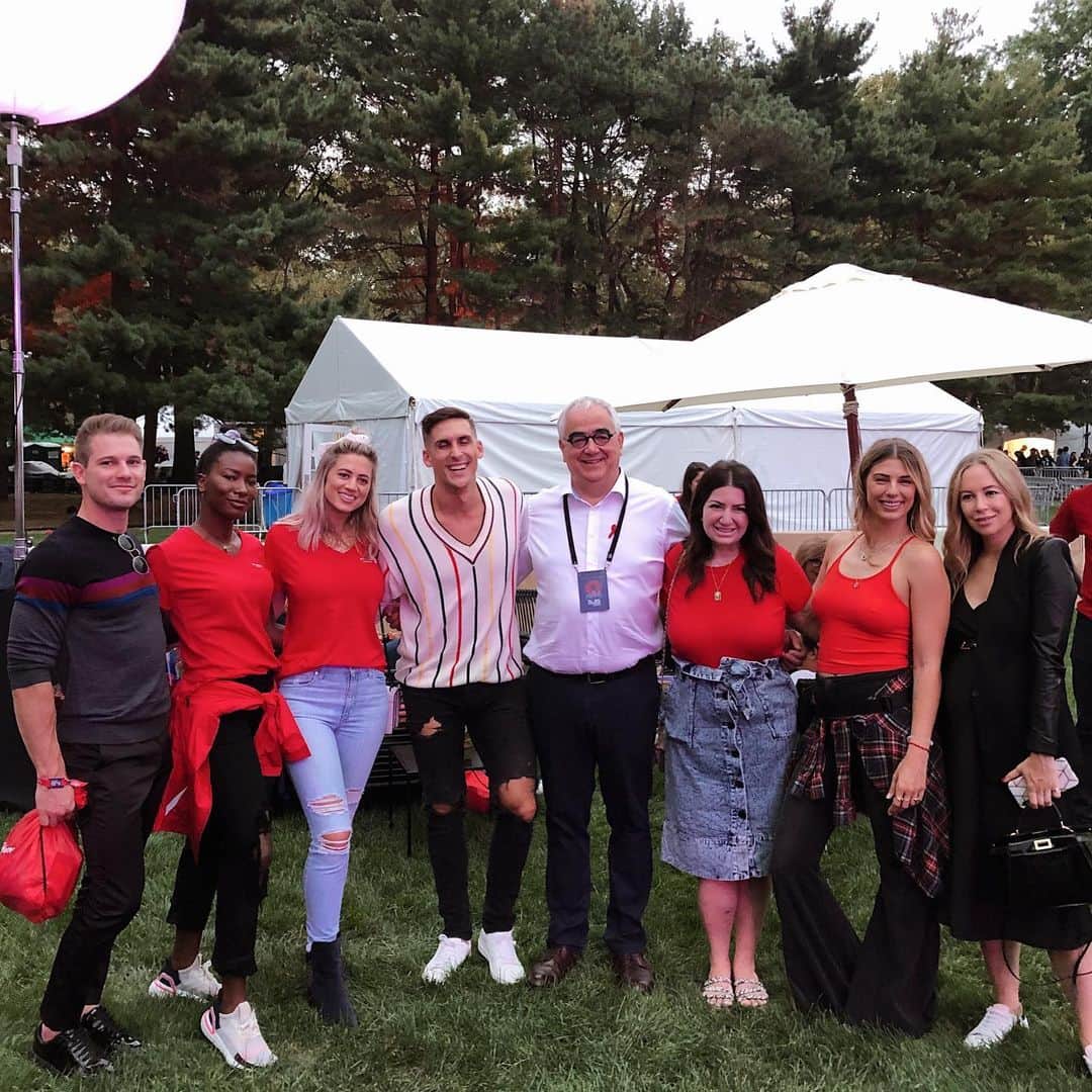 Helena Glazer Hodneさんのインスタグラム写真 - (Helena Glazer HodneInstagram)「I've been extremely fortunate to be involved in some incredible experiences through the years of Brooklyn Blonde, but this past weekend was one for the books thanks to @jnj. Along with this inspiring group of people, we got the opportunity to attend the Global Citizen Festival. It was a night filled with music (Alicia Keys, Pharrell, Carroll King, Queen) and inspiring speeches from superstars like Leonardo DiCaprio, but the highlight of the night was being part of the group that made a MAJOR announcement: @jnj is starting clinical trials here in the US with gay and transgender communities for their HIV vaccine that would #makeHIVhistory👏👏. The first of its kind!💪 Thank you to @jnj for allowing me to be part of such an incredible moment and weekend!  #jnj @livehealthylivewell #globalcitizen #ad」10月3日 10時22分 - brooklynblonde1