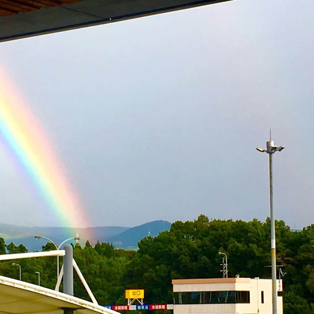 のインスタグラム：「昨日、熊本空港に着いたら虹がかかってた🌈」