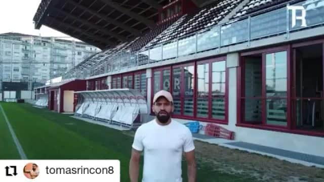 トマス・リンコンのインスタグラム：「#Repost @tomasrincon8 • • • • • • Hace poco más de 11 años cumplí uno de mis más grandes sueños, debutar con la Selección Nacional Absoluta.  Los años han pasado y mi andar con La Vinotinto ha sido increíble, hoy disfruto la gran responsabilidad de ser su Capitán.  A pocos días de viajar a Venezuela, a devolverle al país la alegría de jugar en nuestra tierra, estoy cargado de ilusión, pues en esta doble fecha FIFA alcanzaré los 100 partidos vistiendo nuestra amada @selevinotinto y quiero invitarlos a vivir esto juntos. ¡Acompáñennos!  Hagamos que la emoción de reencontrarnos retumbe en cada rincón del país y nos contagiemos todos de la alegría #Vinotinto.」