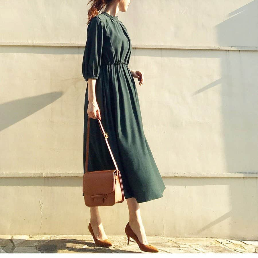 Mica Taniguchiさんのインスタグラム写真 - (Mica TaniguchiInstagram)「. green/camel ブラウンに馴染むグリーン… 赤の口紅とゴールドアクセで艶を足して… ダークなグリーンは似合う方が多い色🍃 . . 軽い着心地のワンピースは、 utilism 《ユーティリズム》 "OFFICE" "WEEKEND" "CEREMONY" "RESORT" 女性にとって大切なシーンを輝かせる、気軽で便利なワンピースを中心とした新ブランド。 . @utilism_official  #utilism #ユーティリズム  Instagramスタート企画に参加致しました！ bag#vasic pumps#pellico」10月3日 21時20分 - mica_taniguchi