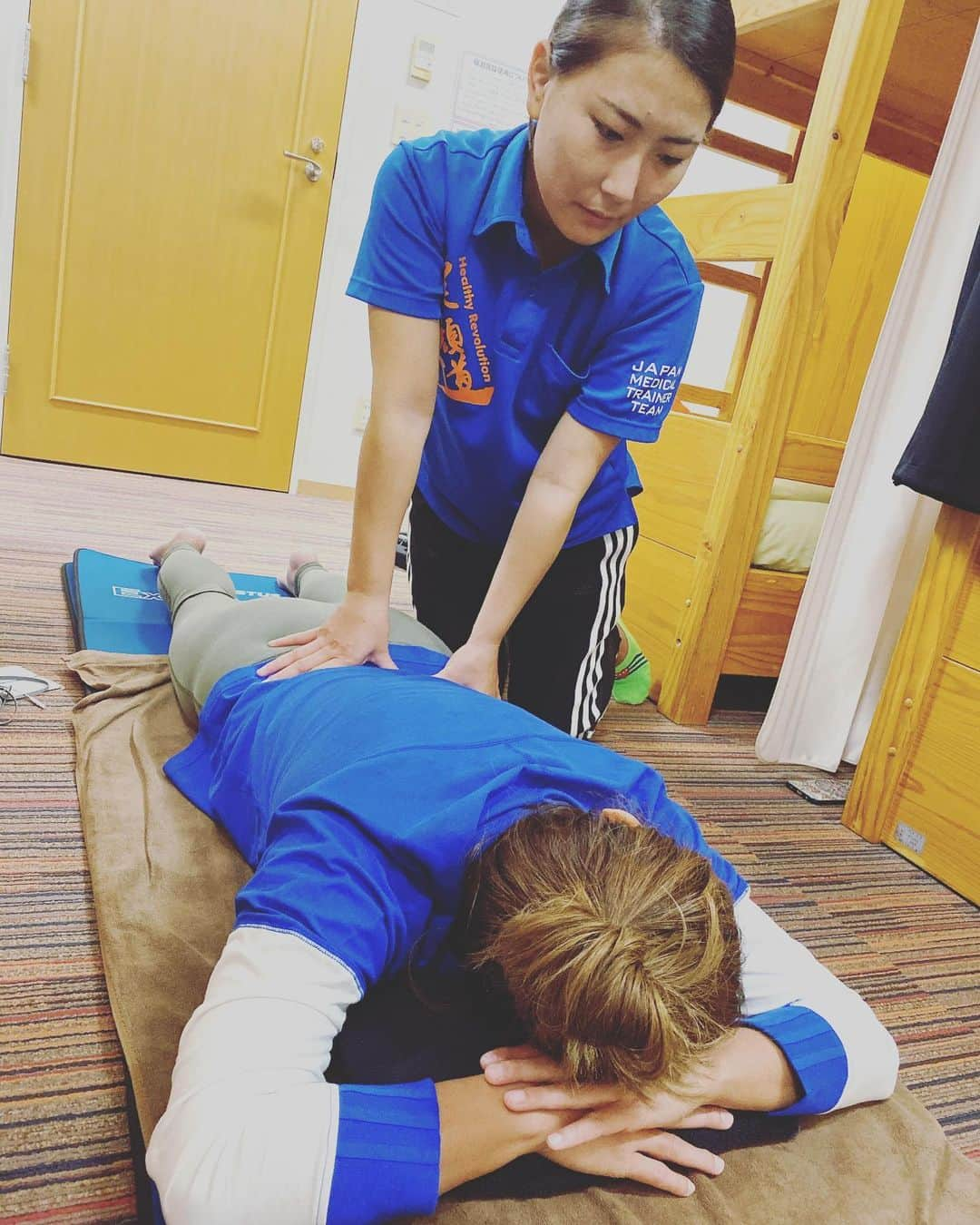 木村真野・紗野さんのインスタグラム写真 - (木村真野・紗野Instagram)「合宿に笑顔道の束田トレーナーが合流👧🏻. .練習後にケアしてもらって、生き返りました🙆‍♀️. .束田トレーナーありがとう😊. . @egaodo.hideto.fukuda @egaodo1234 @egaodo.trainer.team @egaodo.inoue.entire @egaodo.noborito @w.tsukada  #笑顔道　#トレーナー　#合宿　#trainer #sportstrainer #artisticswimming @usasynchro #gotousa #2019秋　#練習後　@adidastokyo #adidas #adidastwins #アディダス　#電気治療　#ハイボルテージ　#アーティスティックスイミング　#AS #saya #マヤサヤ」10月3日 19時50分 - mayasaya_kimura