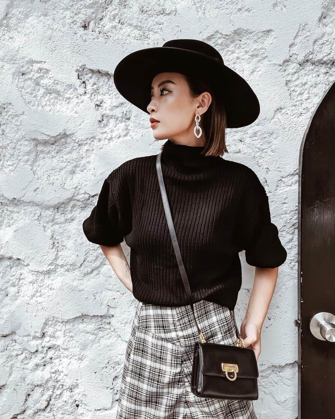 のインスタグラム：「𝐎𝐎𝐓𝐃﻿ ﻿ ﻿ 毎年買う黒ニット🖤﻿ ﻿ 今年1着目は @titivatejp 🏷﻿ ﻿ #titivate #titivatestyle #ootd #outfit #ティティベイト #プチプラコーデ #ママコーデ #ボトルネックリブニットプルオーバー」