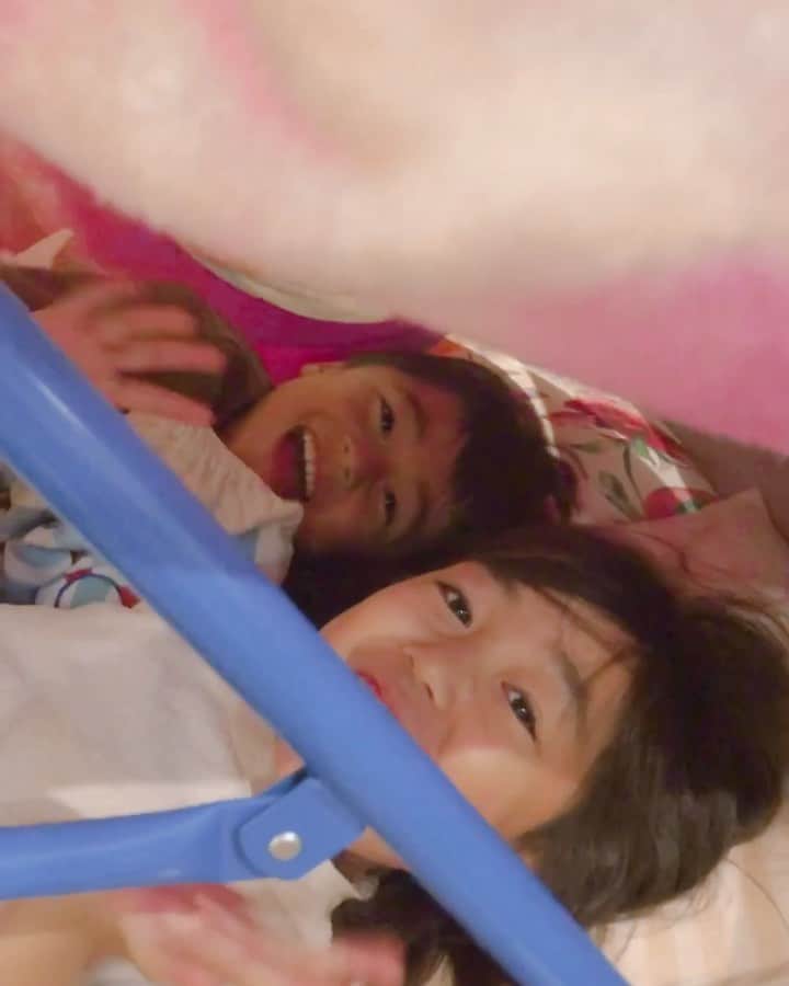 かなのインスタグラム：「． 秘密基地作っておかあさんごっこしてた😂💕 👶🏻 #ばぶちゃん ． 私も小さい頃秘密基地作るのが大好きで暇さえあれば秘密基地作ってたし🤣♥️ 弟ともいつもおままごとしてたなぁ〜🤔 そんなとこも親子で似るのかな！？🥺 ． ． #秘密基地 #私はダンボールで📦 #実家はやたらダンボールがあった ． ． #姉弟#女の子#男の子#仲良し#可愛い#娘#息子#女の子ママ#男の子ママ#大好き#親バカ」