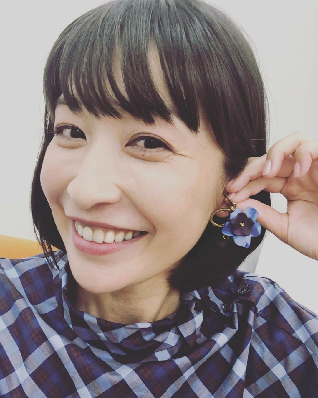 小野真弓さんのインスタグラム写真 - (小野真弓Instagram)「ピアスホールが小さ過ぎて入りませーん🙆‍♀️可愛いのにー🌼✨悔し過ぎて、せめて物撮り😂 #衣装#お花のピアス#革#マルニ#小野真弓#撮影中」10月3日 19時59分 - hanaharuaroi