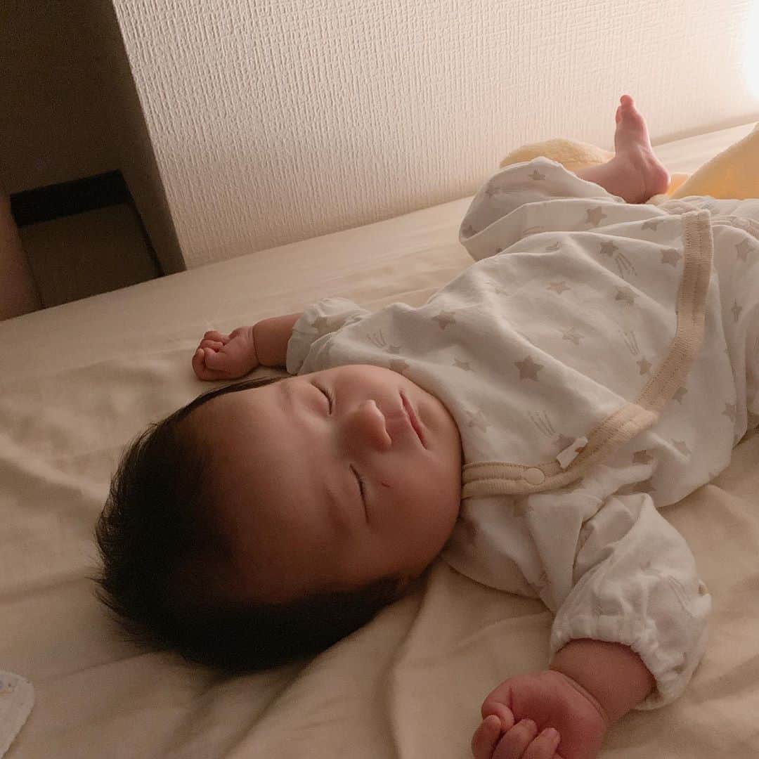 しほの涼さんのインスタグラム動画 しほの涼instagram 首がしっかりしてきたので 寝返りもうすぐかなぁ 寝癖で筆みたいになってる 生後3か月 生後3か月半 令和ベイビー 令和ベビー 女の子赤ちゃん 寝返りしない うつ伏せ練習 うつ伏せ