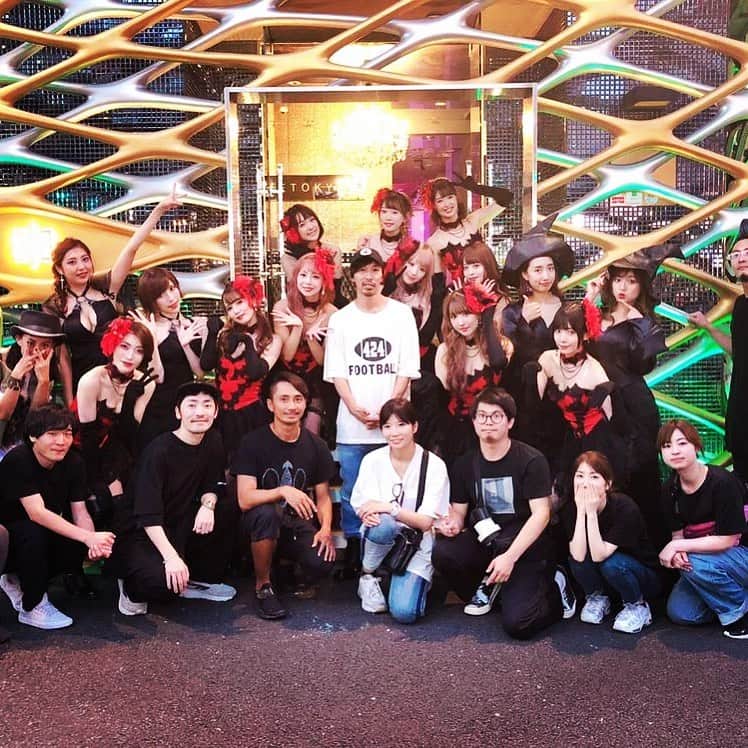 恵比寿★マスカッツのインスタグラム：「#マジョガリータ MV撮影休憩時の一コマ  tatsuaki監督、MV制作スタッフのみなさん、振付稼業air:manさんとの集合写真。マスカッツメンバー全員いる時に撮影しておけば良かった！  #majogarita」