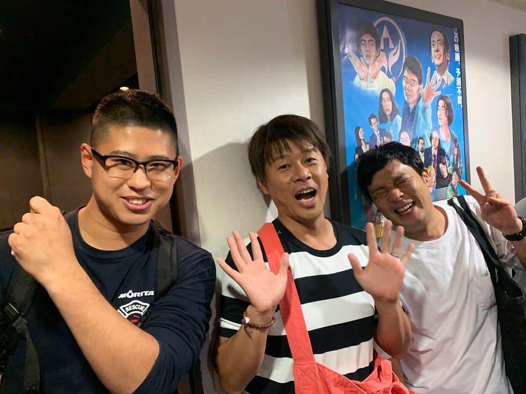 ロッシーさんのインスタグラム写真 - (ロッシーInstagram)「やったー！ 最高の映画試写会！ #上田慎一郎 監督 劇場長編第2弾 #スペシャルアクターズ  10月18日全国ロードショー！是非観てね！ #大澤数人 #河野宏紀 #富士たくや #北浦愛 #上田耀介 #清瀬やえこ #仁後亜由美 #淡梨 #三月達也 #櫻井麻七 #川口貴弘 #南久松真奈 #津上理奈 #小川未祐 #原野拓巳 #広瀬圭祐 #宮島三郎 #山下一世 #鈴木伸宏 #伊藤翔磨 #松竹 めちゃくちゃ楽しかったです！ 最高のメンバーと、写真を、不思議な芸人メンバーでパシャり！ #キラキラ関係ワタリ119 #電気ドンキーてらなか #ガリットチュウ熊谷 #野性爆弾 #ロッシー #より。 #ロシ写真」10月3日 20時02分 - yaseibakudan_rossy