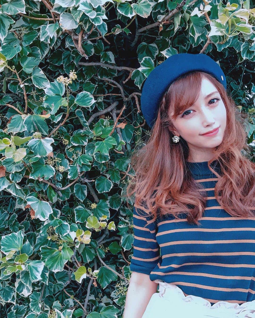 のインスタグラム：「went to Yokohama for lunch 🧚‍♀️ ・ 久しぶりに横浜にランチしに行きました✨ ・  赤レンガ辺りを少し散歩してたら、 全然フリスビーを取りに行かない犬と取って来させたい飼い主がいて可愛かった😍 飼い主だけ頑張ってたよ😂😂 ・ 🍭 🍭  #photooftheday #beautiful #fashion #instadaily #ig_japan #amazing  #lifeisbeautiful #sun #cooljapan #instago #beauty #look #横浜 #赤レンガ倉庫 #赤レンガ #写真 #ポートレート #港 #みなとみらい #木 #緑 #ベレー帽 #帽子 #秋 #秋コーデ #ヘアスタイル #カジュアル #カジュアルコーデ #ファインダー越しの世界 #igersjp」