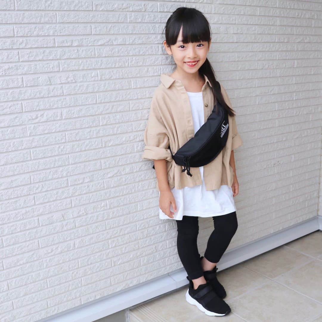 Akiのインスタグラム：「10/3 ・ 小学校でさ 体力測定があったのね🏃‍♀️ ・ 握力とか反復横跳びとか 50m走とかのやつ ・ ・ 娘の記録 まぁほとんど市の平均ぐらい ただ1つの項目を除いては ・ 上体起こし ０回 ・ ・ まてまてまて 市の平均が１０回に対して 娘０回 ・ 寝てたんか キミは上体起こしでスヤスヤ寝てたんか🛌 ・ #上体起こしで休憩すな ・ ・ 今日の娘服は かわいいあの子( @utan0925 ) とお揃い👧🏻♡ ・  @urbancherry_ の シンプルカラーシャツ☺️ ・ いま巷では ベージュが流行っているんでしょう？☺️ これさえ着ておけば きっと波に乗れてるはず🥰 ・ ・ 110cm/17kg 120着用 ・ ・ ・ ・」