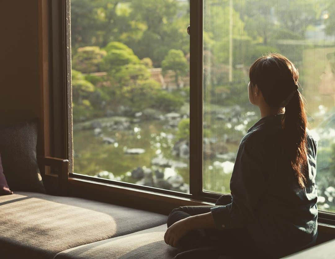 柳川藩主立花邸御花 | Yanagawa Ohanaさんのインスタグラム写真 - (柳川藩主立花邸御花 | Yanagawa OhanaInstagram)「窓の外に広がる世界  ここに来てよかった。  #福岡 #fukuoka #柳川 #yanagawa #窓の外 #部屋からの景色 #部屋からの眺め #窓の外 #佇む #ここでよかった #御花」10月3日 20時03分 - tachibanateiohana