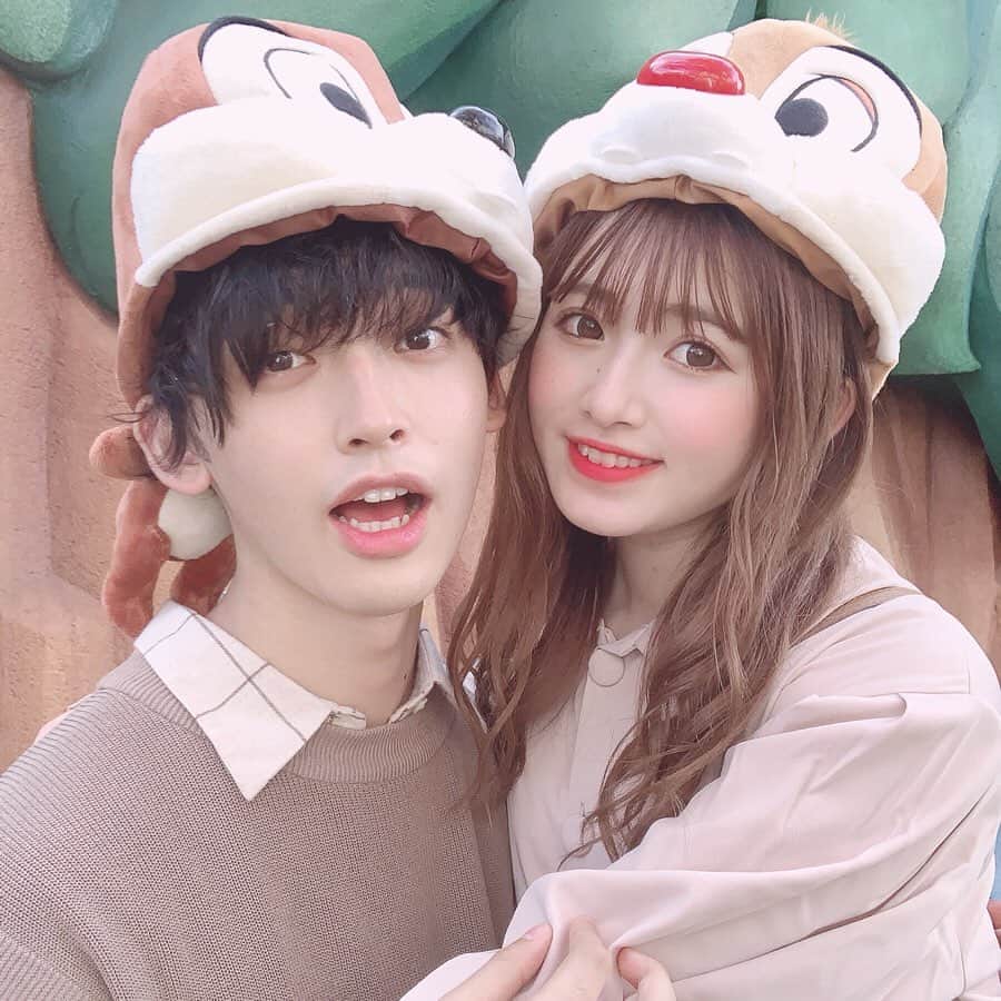 青木菜花のインスタグラム：「.﻿ .﻿ ポーズかじくんの真似しがち😂？﻿ 3枚目のポーズじわ、笑﻿ ﻿ ディズニー投稿まだまだしちゃう🐿﻿ .﻿ . #ディズニー #ディズニーランド #dハロ #disneyland #東京ディズニーランド #ディズニーコーデ #ディズニーハロウィン #ハロウィン #チップとデール #チップとデールコーデ #シミラールック #シミラールックディズニー #カップルコーデ #カップルディズニー #ファンキャップ #instalike #instagood #instalove #f4f #l4l」