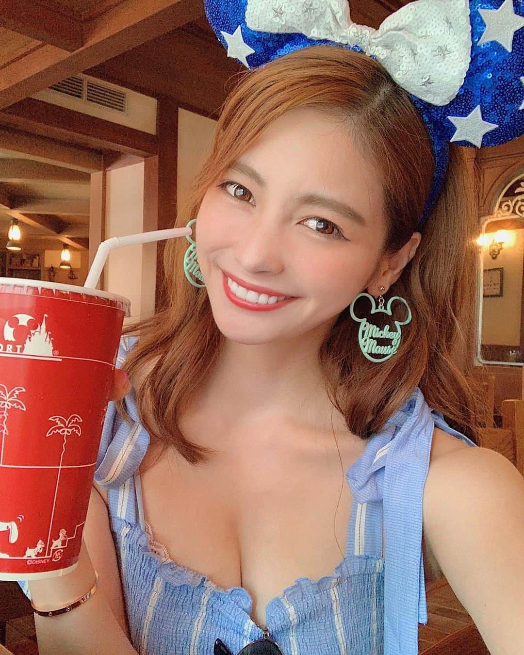 得あゆさんのインスタグラム写真 - (得あゆInstagram)「すっぴんの方がいい？！？😳👉🏻 最近すっぴんの方が好評で… メイクをもっと上手くできるように なりたいなーって思ってます😱 ・ 2、3枚目は @haab_official で 3ヶ月ぶりにハイフをしてるところ！ ハイフは今10代の女の子にも人気らしい🥺✨ たるんでからだとメスを入れたり注射したり💉 しないと中々引き締めたり引き上げたり する事はできないから早めにハイフを やるのおすすめ🥺😍✨ 私は3回目だけど、どんどん顔にハリとツヤ 引き締められてる感じがしてる🔥 たるむ気がしないよ！😍🔥笑 ・ ・ ・ ・ ・ ・ ・ #美容クリニック#ハイフ#美容#健康#アンチエイジング#女子力#メイク#すっぴん#おすすめ#オトナ女子#大人可愛い#ディズニー#秋#秋服#インスタ映え#カメラ女子#写真#ナチュラル#シンプル#青山#美容好き#ハロウィン#仮装#コスプレ#disney#beautygirl#clinic#japanesegirl#simplestyle#helloween」10月3日 20時22分 - tokuayu819