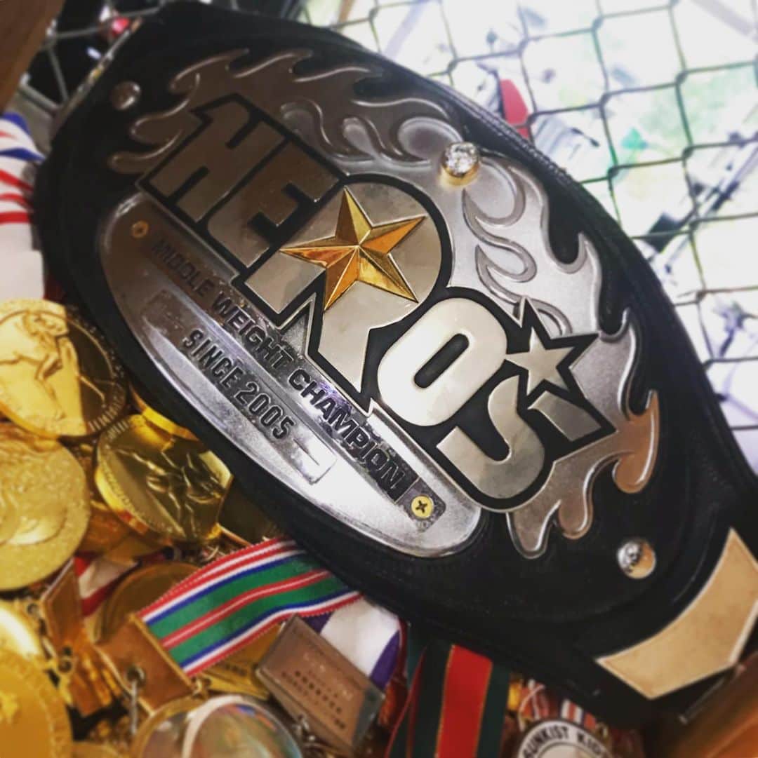 宇野薫のインスタグラム：「このベルトも手が届かなかったなぁ… でもHERO'Sが大好きでした。  #heros #princeofheros #青春 #tbs #KRAZYBEE」