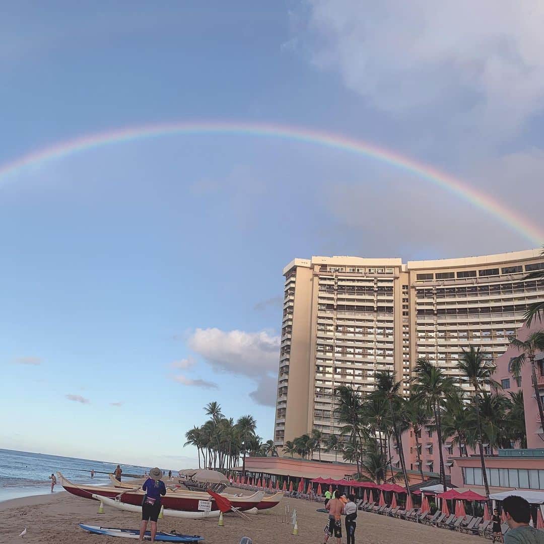 ひこ乃さんのインスタグラム写真 - (ひこ乃Instagram)「🌺⠀ ⠀ 最終日に早起きして目の前のビーチで サンライズを見てその後、虹が出た素晴らしい朝💓 そして @royal_hawaiian に泊まったら絶対に 食べたかったピンクのパンケーキ🥞💓⠀ ⠀ 味も美味しくて感動😭 エッグベネディクトも美味しかったし本当に 最高の最終日でした💓⠀ ⠀ #theroyalhawaiian#royalhawaiian#royalhawaiianhotel#ロイヤルハワイアン#ロイヤルハワイアンホテル#ハワイ#ハワイ旅行#ハワイ旅行2019#하와이#하와이여행#하와이🌴」10月3日 20時27分 - hikono0909