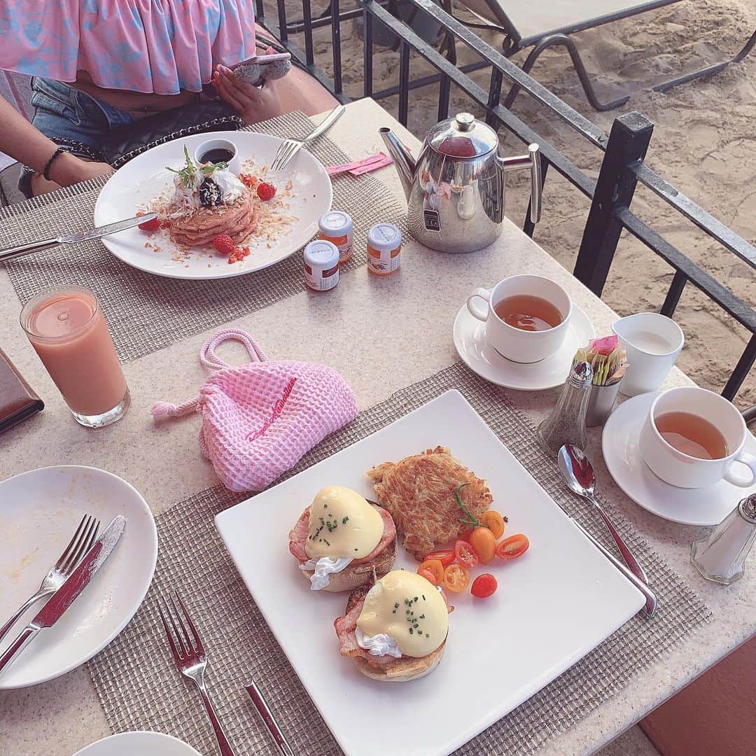 ひこ乃さんのインスタグラム写真 - (ひこ乃Instagram)「🌺⠀ ⠀ 最終日に早起きして目の前のビーチで サンライズを見てその後、虹が出た素晴らしい朝💓 そして @royal_hawaiian に泊まったら絶対に 食べたかったピンクのパンケーキ🥞💓⠀ ⠀ 味も美味しくて感動😭 エッグベネディクトも美味しかったし本当に 最高の最終日でした💓⠀ ⠀ #theroyalhawaiian#royalhawaiian#royalhawaiianhotel#ロイヤルハワイアン#ロイヤルハワイアンホテル#ハワイ#ハワイ旅行#ハワイ旅行2019#하와이#하와이여행#하와이🌴」10月3日 20時27分 - hikono0909