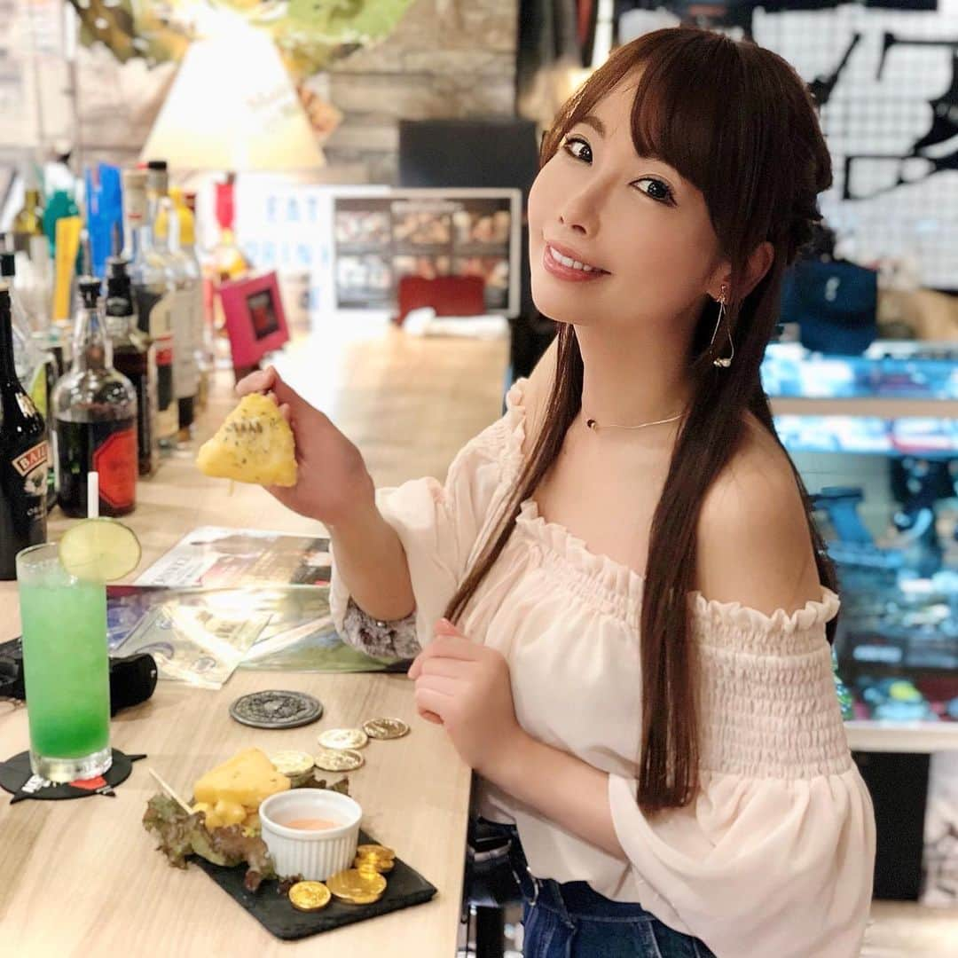 坂地久美さんのインスタグラム写真 - (坂地久美Instagram)「💓🧀💓 ﻿ ﻿#コンチネンタルポテトチーズタワー ✨😘✨ ポテトにチーズ最強に好きな組み合わせ💖  早くまた食べたい💕  #トリガーハッピー　さんのコラボメニューも行きたいなぁ❤️ 6日までに間に合うかなぁ😂 ﻿#東京マルイ さん　presents プロデュース by #SGFashionSnap さん #ジョンウィックコラボメニュー #AKIBABASE  #ジョンウィック #なりきりJW #コンチネンタル #ポテトタワー #チーズポテト #ジョンウィックパラベラム #JohnWickChapter3Parabellum #JohnWickParabellum  #JohnWick」10月3日 20時28分 - sakachikumi