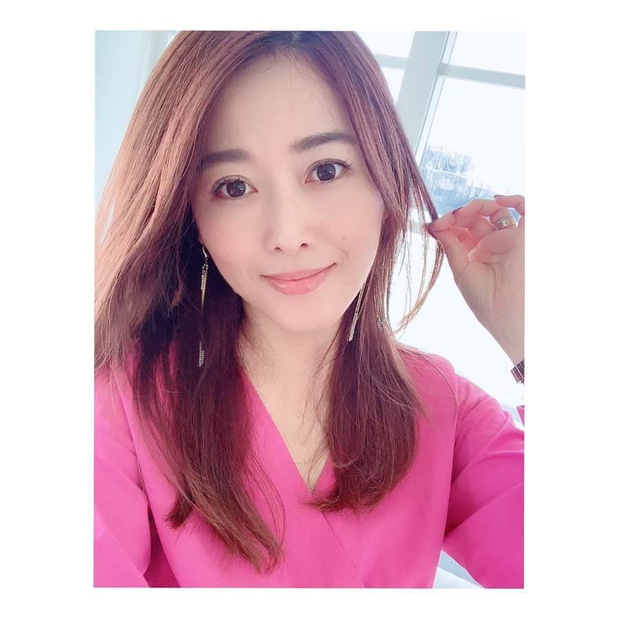 のインスタグラム：「. きょうはインスタライブにお付き合い頂き、 ありがとうございました😊 . 最初は緊張したし反省点もありますが、 参加してコメント下さった皆さんおかげで 私もとても楽しかったです！ . . さて先日は久しぶりに ハウススタジオでの撮影に。 . 撮影の前は肌ケアは勿論ですが、 リップケアも意外と重要。 . ケアしてないと、 カサついた口元が目立ってしまったり、 皮むけしていて口紅がうまく乗らない事も💦 . . 今回撮影前に使ってみたのが、 マイクロニードルがついた 「リップショット(画像2枚目)」。 . ほんの少しチクチクする唇パックの上から、 専用エッセンスを塗り、 くちびるをクルクルマッサージして使います。 . . 剥がすと…くちびるがふっくら！ . 一連の作業が面白くてクセになりそう♡ . . すぐにぷるんとなるから、 ぜひやってみてほしいです😝 . デートや女子会の前にもオススメ！ . マイクロニードルってすごいー。 . #lipsshot#リップショット #mottolab#マイクロニードル #コスメディ製薬#リップパック #リッププランパー#唇ケア #PR #モテリップ#60秒でふっくら唇 . @motto_lab」