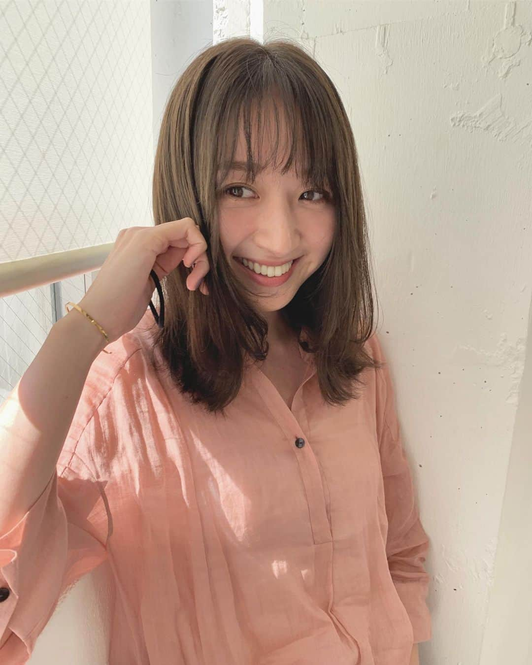 鹿沼憂妃さんのインスタグラム写真 - (鹿沼憂妃Instagram)「NEW金田カラー🌱 『今回は暗め気分だなぁ〜 だけど透明感はほしいの！！！』 とオーダーした結果、 こんなに可愛い色にしてくれました♥️ （実物もうちょっと暗いかも😙） お金やんありがとう！！！ そして明日は久々にNHK福井で ラジオ公開生放送でやんす💗 遊びにこれる方はぜひNEWカラー見にきてね🥰笑 #newcolor #newhair #shika_hairstyle」10月3日 20時42分 - shika_0225