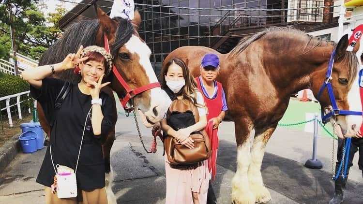 たかはしゆいさんのインスタグラム写真 - (たかはしゆいInstagram)「・ ゆいちゅ〜ぶ❤️ 2日連続大井競馬場🐎😍 ・ #大井競馬場 #おうまさんかわいい #たかはしゆい #youtube」10月3日 20時34分 - t.yuirin