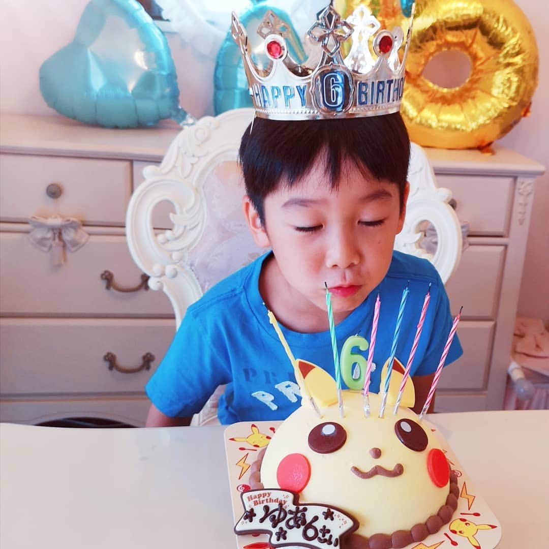 中島彩さんのインスタグラム写真 - (中島彩Instagram)「次男6歳のバースデー🎂💕 やんちゃでパワフル✨いつもニコニコ笑顔でまわりを明るくしてくれる次男❤️ 誰とでもすぐ仲良くなれて、優しく接してあげられて、ストレートに思いを伝えられる...そんな素敵なところを大切にしてあげたいな❤️ とにかく✨元気で健康に、笑顔で楽しい毎日過ごしてくれたらいいな❤️ #バースデー　#バースデーケーキ 　#アイスクリームケーキ　#次男　#6歳誕生日 　#誕生日　#兄弟　#男の子ママ　#6歳 #ピカチュウケーキ #サーティワン」10月3日 20時37分 - aya.n.aya