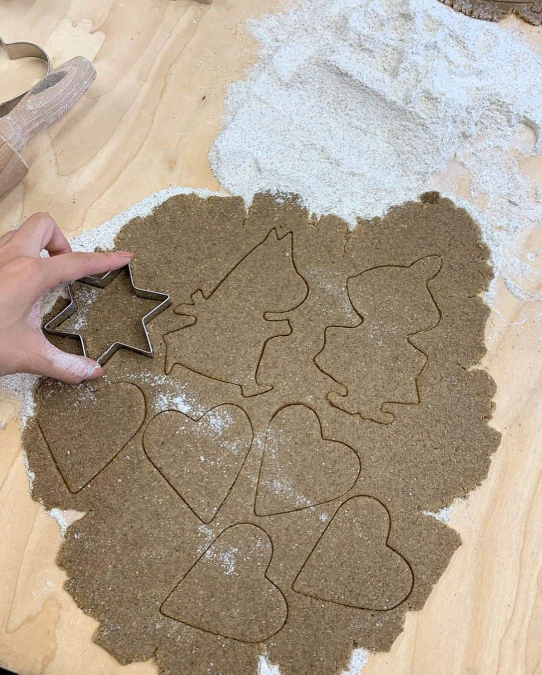 猪鼻ちひろさんのインスタグラム写真 - (猪鼻ちひろInstagram)「🍪🙌🏻 Gingerbread I baked at @kinnarintila yesterday! ジンジャークッキーを作ったよ！﻿ 久々のお菓子作りすんごく楽しかった♡﻿ ムーミンとミーのクッキーの型が可愛いくてほっこりです🍪﻿ ﻿ 2枚目は、ヨーロッパの洗礼を受けた！背が届かなくて石鹸が出なかった図。大爆笑まで写ってました😂﻿ なんでこんなに高い位置に石鹸を設置したんだ？☺️ 3枚目は、いけないものに見えて却下の「ち」💩﻿ 4枚目は、大好きなひとの頭文字🇩🇪🖊﻿ ﻿ #finland#finlandsauna#Europa#trip#sauna#saunatime#cookie#homemade#homemadecookies﻿ #お菓子作り#お菓子#クッキー作り#クッキー#手作りクッキー#ジンジャークッキー#手作りジンジャークッキー #サウナー #サウナ好き #ちひろトリップ #ちひろtripフィンランド #フィンランド」10月3日 20時37分 - inohanachihiro