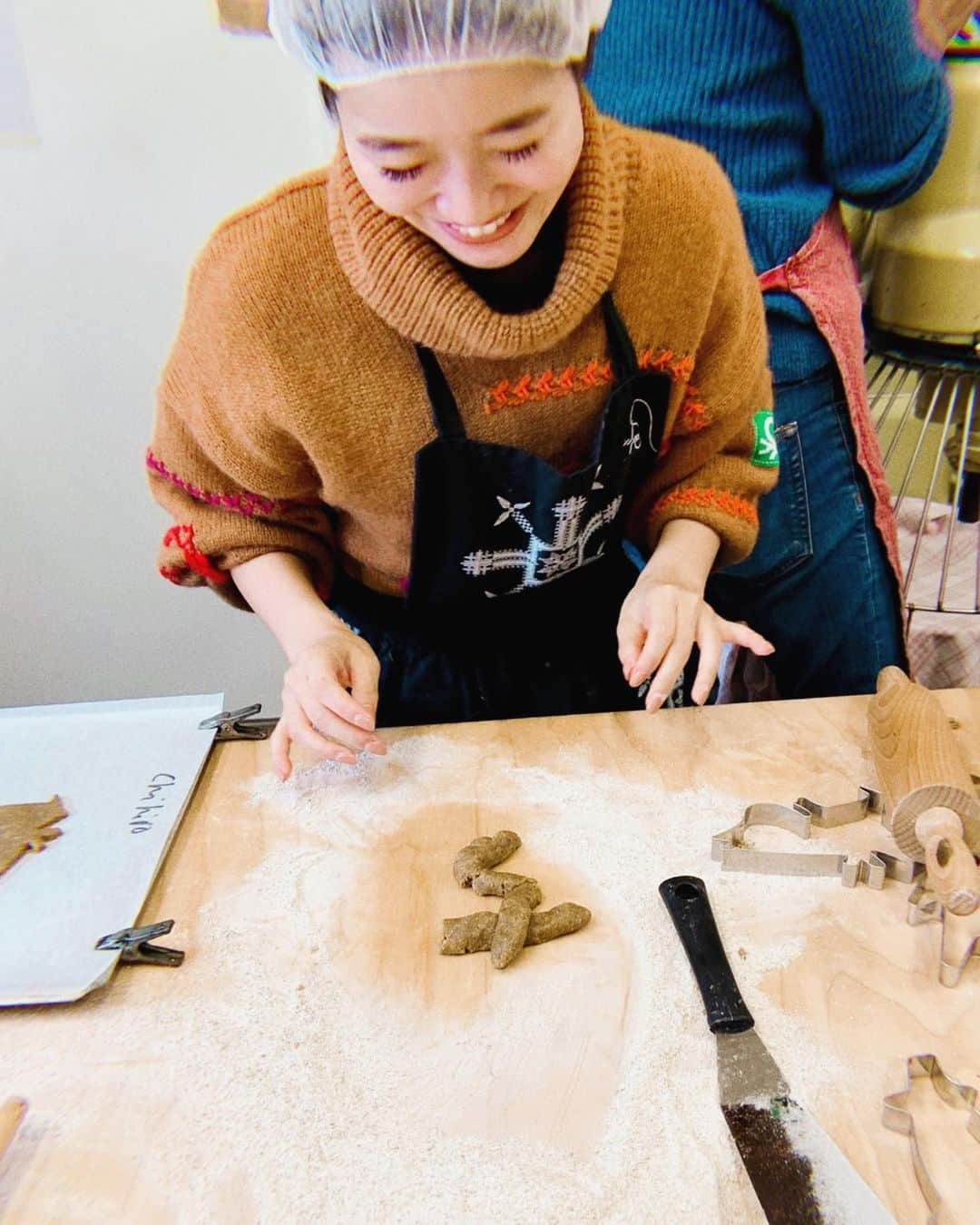 猪鼻ちひろさんのインスタグラム写真 - (猪鼻ちひろInstagram)「🍪🙌🏻 Gingerbread I baked at @kinnarintila yesterday! ジンジャークッキーを作ったよ！﻿ 久々のお菓子作りすんごく楽しかった♡﻿ ムーミンとミーのクッキーの型が可愛いくてほっこりです🍪﻿ ﻿ 2枚目は、ヨーロッパの洗礼を受けた！背が届かなくて石鹸が出なかった図。大爆笑まで写ってました😂﻿ なんでこんなに高い位置に石鹸を設置したんだ？☺️ 3枚目は、いけないものに見えて却下の「ち」💩﻿ 4枚目は、大好きなひとの頭文字🇩🇪🖊﻿ ﻿ #finland#finlandsauna#Europa#trip#sauna#saunatime#cookie#homemade#homemadecookies﻿ #お菓子作り#お菓子#クッキー作り#クッキー#手作りクッキー#ジンジャークッキー#手作りジンジャークッキー #サウナー #サウナ好き #ちひろトリップ #ちひろtripフィンランド #フィンランド」10月3日 20時37分 - inohanachihiro